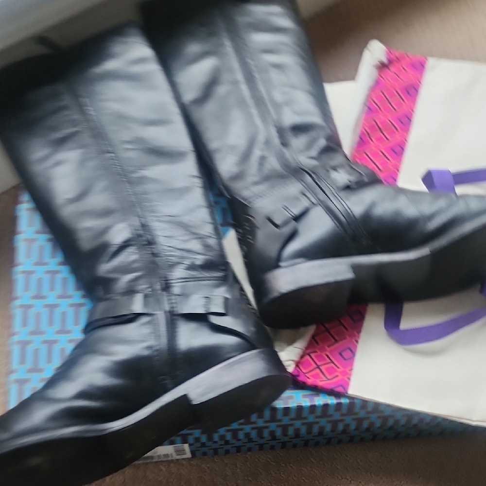 Black Knee-High Leather Boots - Picture 8 of 8